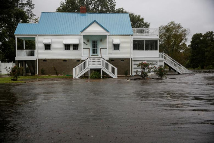 Nước sông Neuse tràn bờ gây ngập úng tại một khu dân cư ở New Bern. Ảnh: Reuters.