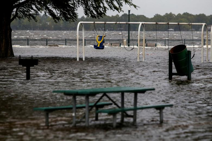 Khu Công viên Union Point ngập trong biển nước ở New Bern ngày 13/9. Ảnh: Reuters.