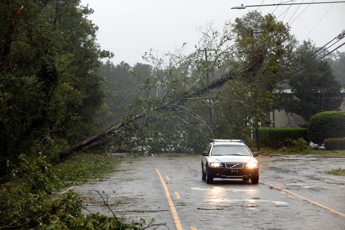 Trước đó, Thống đốc Bắc Carolina Roy Cooper đã kêu gọi người dân sơ tán tránh bão. Theo dự báo, mực nước tại sông Cape Fear và Lumber có thể sẽ dâng cao hơn so với lần siêu bão Matthew đổ bộ hai năm trước, gây ngập lụt nghiêm trọng tại nhiều khu vực của bang này. Ảnh: Reuters.