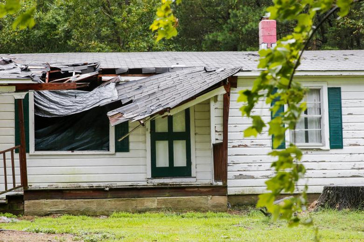 Một ngôi nhà bị hư hại vì những cơn gió mạnh ở thị trấn Wilson, Bắc Carolina. Ảnh: Reuters.