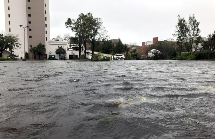 Đường phố ở Wilmington, Bắc Carolina, biến thành sông sau khi siêu bão Florence đổ bộ vào nơi này hôm 14/9. Ảnh: Reuters.
