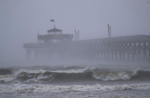 Bãi biển North Myrtle, Nam Carolina, mờ mịt khi bão Florence đổ bộ ngày 14/9. Ảnh: Getty.