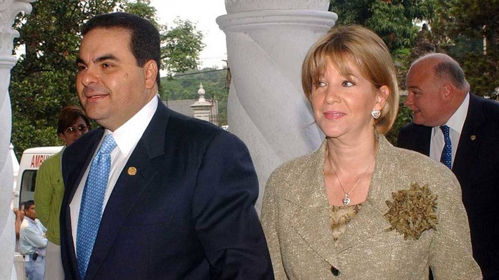 Về đời tư, cựu Tổng thống Saca kết hôn với bà Ana Ligia Mixco Sol de Saca vào ngày 1/8/1989 và họ có ba người con là Gerardo Antonio, Jose Alejandro và Christian Eduardo. Ảnh: Elsalvador.com.