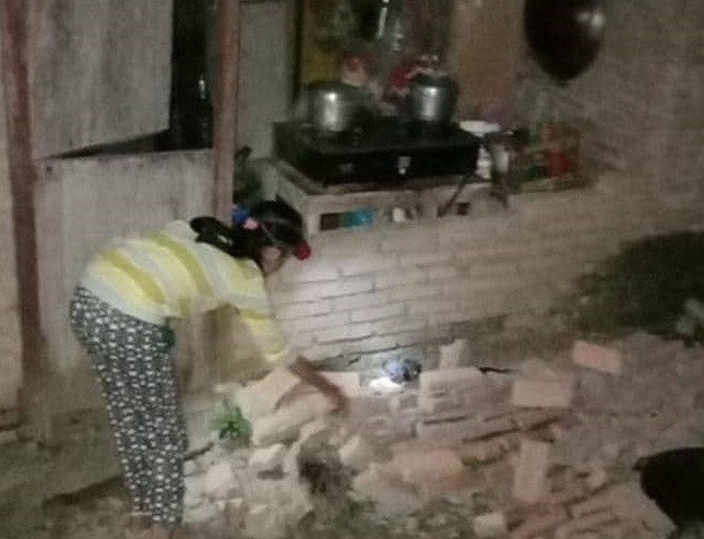 Một cư dân kiểm tra ngôi nhà bị hư hại tại ngôi làng Tobadak, Trung Mamuju, Tây Sulawesi, hôm 28/9. Ảnh: News.com.