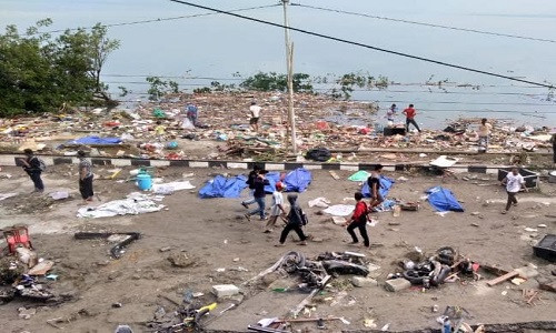 Theo trang News.com.au, trận động đất ở Indonesia đã gây ra sóng thần khổng lồ ập vào hai thành phố Palu và Donggala cùng nhiều khu dân cư ven biển trên đảo Sulawesi hôm 28/9, cướp đi sinh mạng của ít nhất 30 người. Ảnh: Một số thi thể trên bờ sau trận sóng thần khổng lồ ở Palu. Ảnh: News.com.