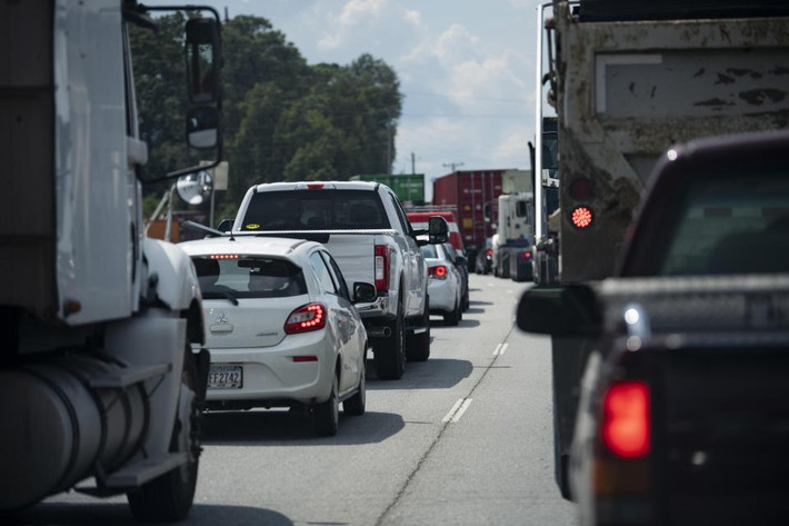 Hãng thông tấn Reuters cho biết, hơn 1 triệu người dân dọc bờ biển các bang Bắc Carolina, Nam Carolina và Virginia đã được lệnh sơ tán đến nơi an toàn. Ảnh: The Sun.