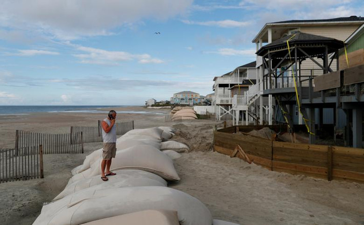 Những bao cát chắn sóng trên bờ biển Ocean Isle, bang Bắc Carolina, ngày 12/9. Ảnh: Reuters.