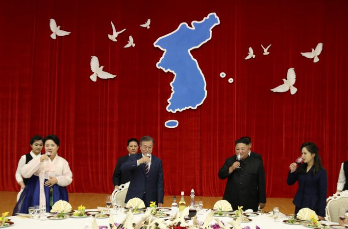 Tối 18/9, nhà lãnh đạo Triều Tiên Kim Jong-un đã tổ chức quốc yến chiêu đãi Tổng thống Hàn Quốc Moon Jae-in và phu nhân Kim Jung-sook tại thủ đô Bình Nhưỡng trong ngày đầu tiên của Hội nghị thượng đỉnh liên Triều lần thứ ba năm 2018. Ảnh: Reuters.