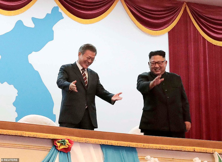 Tổng thống Moon (trái) và nhà lãnh đạo Kim Jong-un theo dõi một buổi biểu diễn nghệ thuật tại nhà hát ở thủ đô Bình Nhưỡng. Ảnh: Reuters.