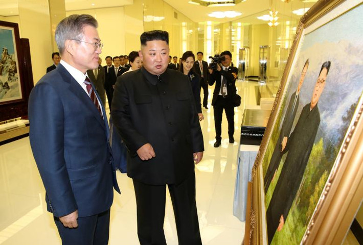 Đáp lại, nhà lãnh đạo Triều Tiên Kim Jong-un cho biết, cuộc gặp Tổng thống Moon Jae-in là cơ hội lịch sử để người dân hai nước phát triển quan hệ liên Triều và thiết lập nền hoà bình lâu dài trên bán đảo Triều Tiên. Ảnh: Reuters.