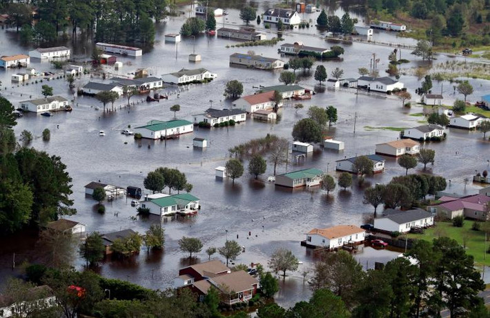 Khu vực ngoại ô Lumberton, Bắc Carolina, chìm trong biển nước.