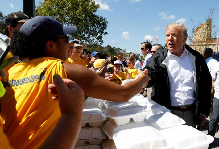 Tổng thống Trump bắt tay mọi người tại một điểm phân phát đồ ăn ở New Bern.