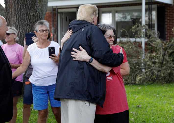 Một phụ nữ ôm chầm lấy ông Trump khi được nhà lãnh đạo Mỹ thăm hỏi.