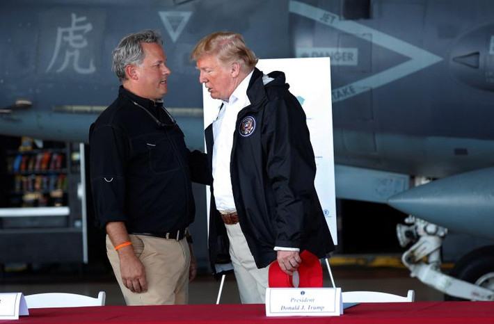 Tổng thống Trump trao đổi với một quan chức Bắc Carolina trong buổi họp báo về công tác khắc phục hậu quả sau bão Florence tại Havelock, Bắc Carolina, ngày 19/9.