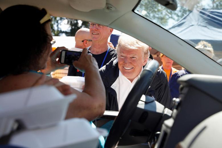 Một người dân địa phương chụp ảnh Tổng thống Trump trong lúc ông đi phân phát đồ ăn tại New Bern.