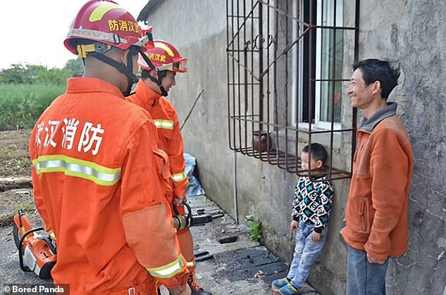Một bé trai chui qua lồng sắt chống trộm ngoài cửa sổ khiến đầu bị mắc kẹt, buộc lực lượng cứu hộ phải tới giải cứu.
