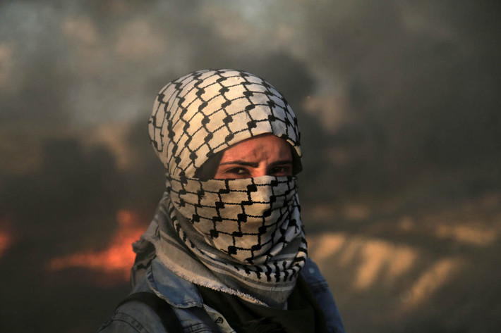Một phụ nữ tham gia vào cuộc biểu tình ở Dải Gaza.