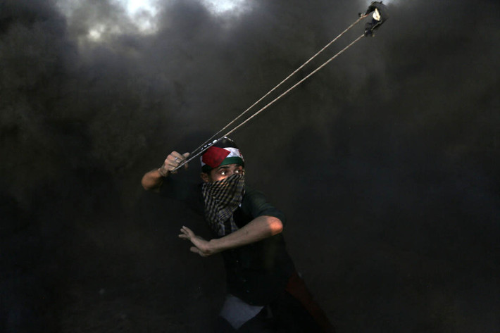 Khói đen mù mịt do người Palestine đốt lốp xe trong cuộc đụng độ với lực lượng an ninh Israel.