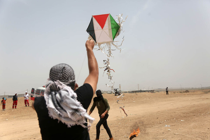 Một người Palestine thả diều mang bom cháy về phía Israel trong tuần thứ ba của cuộc biểu tình quy mô lớn này.