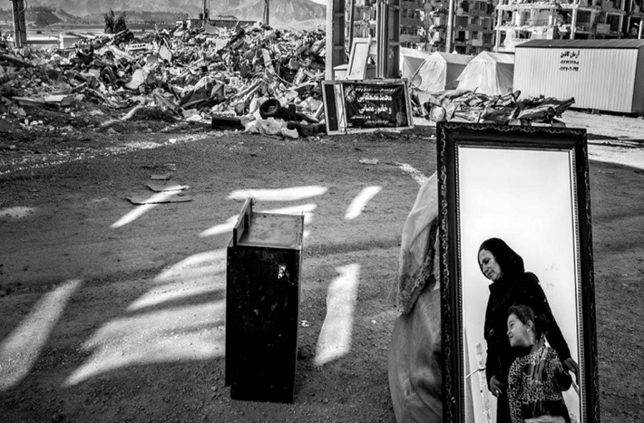 Tác phẩm “And Life Rises” của Younes Khani Someeh Soflaei được chụp tại Iran năm 2017 sau một trận động đất tại Sarpol-e Zahab khiến hơn 600 người thiệt mạng. Bức ảnh này giành giải thưởng Built Environment 2018.