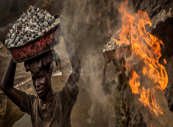 Tác phẩm “Hầm mỏ tử thần” của Antonio Aragón Renuncio ghi lại cảnh hai người công nhân làm việc tại hầm mỏ Boulmigou ô nhiễm ở Burkina Faso.
