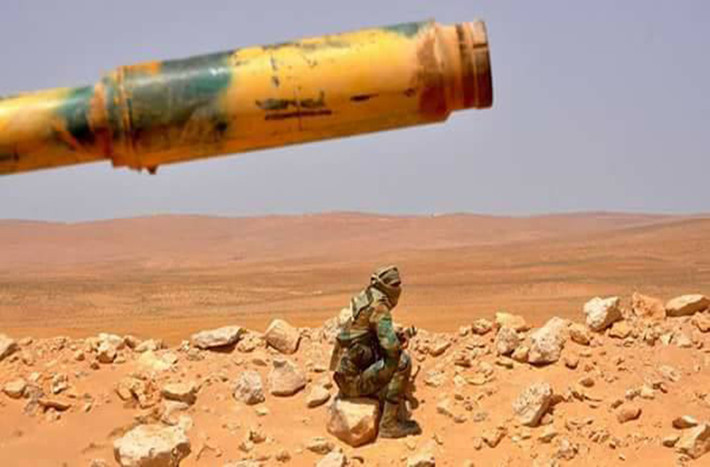 “Các binh sĩ Syria đã xông vào căn cứ của IS nằm sâu trong vùng Safa và tái chiếm một khu vực chiến lược cùng một số cao điểm và hang động từng được các tay súng khủng bố sử dụng”, FNA đưa tin. Ảnh: AMN.