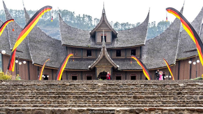 Dù sự tan rã của chế độ mẫu hệ đã được dự báo từ lâu, cộng đồng người Minang vẫn níu giữ truyền thống của mình và tìm cách đứng vững trước thách thức của thời gian. Họ nổi tiếng là những người hiếu học và rất nhiều người giữ vai trò quan trọng trong phong trào dân tộc ở Indonesia và Malaysia trước đây, chẳng hạn như tổng thống đầu tiên của Cộng hòa Singapore Yusof bin Ishak, người đồng sáng lập Cộng hòa Indonesia Mohammad Hatta hay quốc vương đầu tiên của Liên bang Malaysia Tuanku Abdul Rahman.