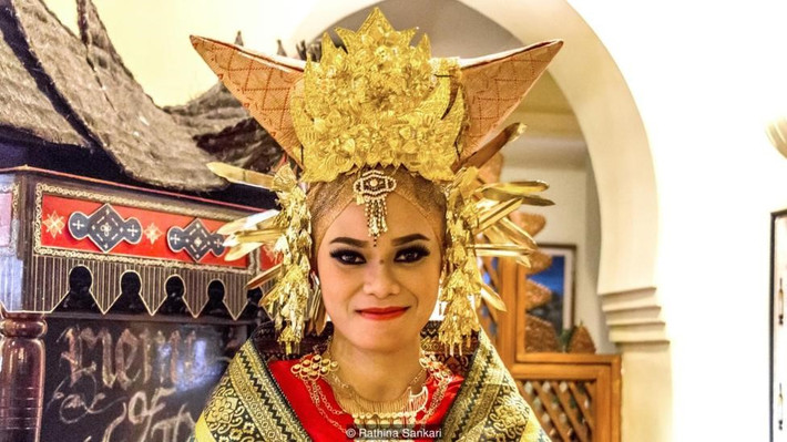 Tên gọi "Minangkabau" được ghép từ hai chữ: "minang" nghĩa là "chiến thắng" và "kabau" chỉ "con trâu nước". Theo truyền thuyết, khi vua của vương quốc Majapahit xứ Java gây chiến với người Minang, vua xứ Sumatra đề nghị tổ chức một cuộc chọi trâu thay vì chiến tranh. Kết quả, trâu của Minang dùng sừng nhọn đâm chết trâu của Majapahit. Đó cũng là lý do mái nhà của người Minang cũng như vật đội đầu truyền thống của phụ nữ dân tộc này có hình dạng chiếc sừng trâu.