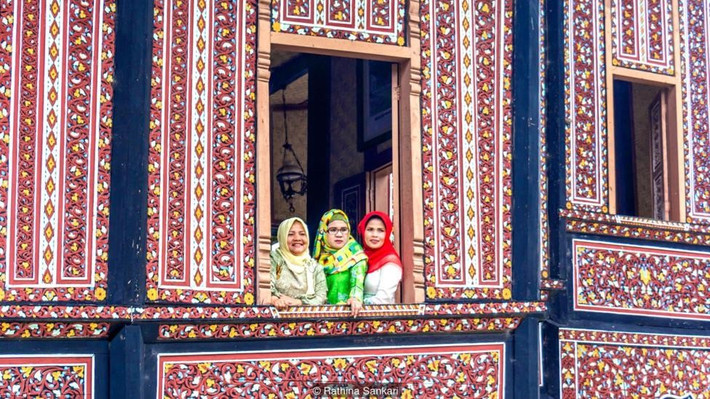 Truyền thuyết dân tộc Minangkabau (gọi tắt là Minang) kể rằng giữa thế kỷ 12, vua Maharajo Dirajo, người thành lập vương quốc Koto Batu, qua đời để lại 3 người con trai với 3 bà vợ khác nhau. Người vợ cả Puti Indo Jalito giành nuôi cả 3 đứa con và cai trị vương quốc. Đó là nguồn gốc của chế độ mẫu hệ tồn tại trong cộng đồng người Minangkabau cho đến ngày nay.