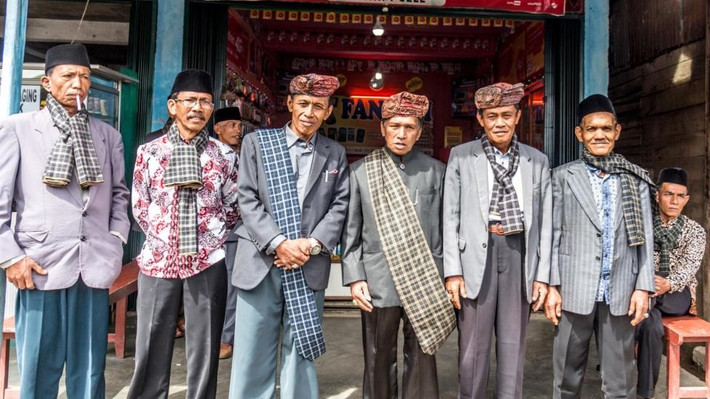 Trong khi đó, đàn ông Minang chỉ cần có thu nhập ổn định để chăm lo con cái. Nhiều người rời làng để đến nơi khác tìm việc và chỉ thỉnh thoảng mới về nhà. Khi đó, họ không có quyền bàn luận chuyện gia đình.