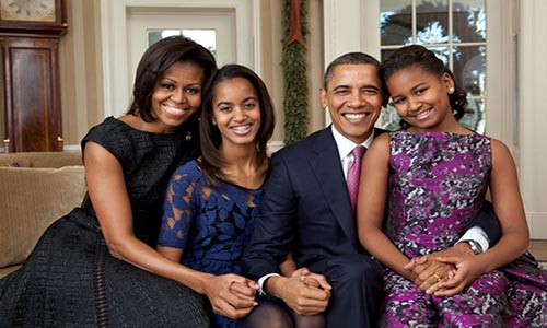 Năm 2011: Tổng thống Mỹ Barack Obama, Đệ nhất phu nhân và 2 cô con gái cùng nhau chụp bức ảnh gia đình tại phòng Bầu Dục vào tháng 12 năm 2011.