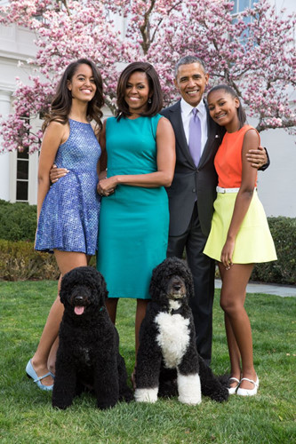 Năm 2015: Gia đình Obama cùng 2 chú chó cưng là Bo và Sunny đứng cạnh nhau trong một bức ảnh nhân dịp lễ Phục sinh chụp tại vườn Hồng của Nhà Trắng vào tháng 4 năm 2015.