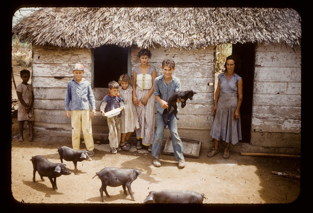Những em nhỏ Cuba đứng bên ngoài ngôi nhà của chúng.