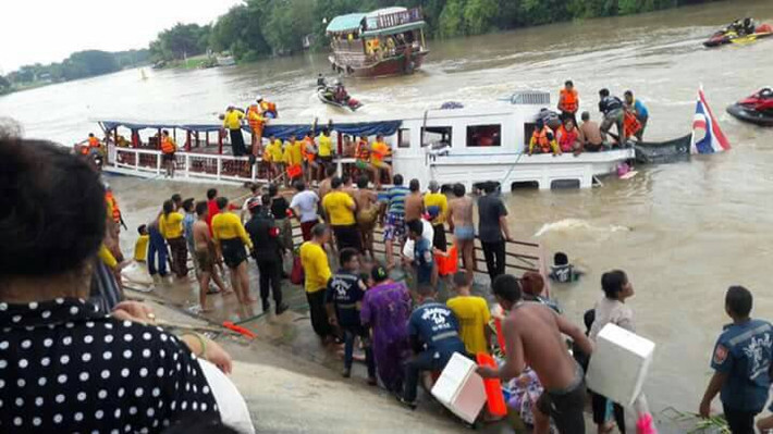 Ít nhất 13 người thiệt mạng, trong đó có một trẻ em và 37 hành khách bị thương trong khi nhiều người khác vẫn mất tích trong vụ lật thuyền này.