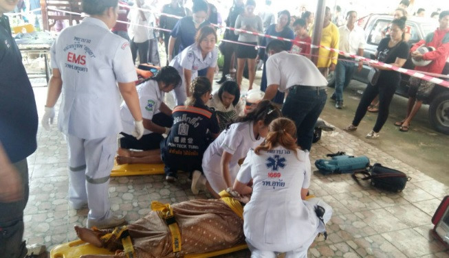 Các nạn nhân được sơ cứu sau khi được đưa lên bờ.