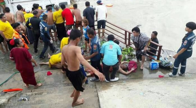 Lực lượng cứu hộ và người dân địa phương cố gắng đưa các nạn nhân sống sót lên bờ.