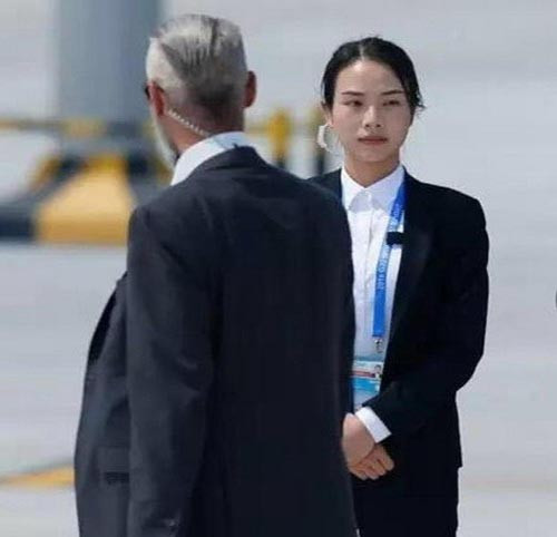 Những bức ảnh chụp một nữ vệ sĩ xinh đẹp làm nhiệm vụ gần ô tô của Thủ tướng Italy Matteo Renzi trong thời gian diễn ra Hội nghị Thượng đỉnh G20 tại thành phố Hàng Châu vừa qua đã lan truyền nhanh chóng trên mạng xã hội Trung Quốc.
