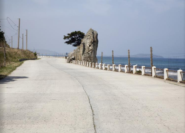 “Hàng rào điện” bao quanh hơn 2.400 km đường bờ biển Triều Tiên nhằm mục đích ngăn người dân nước này trốn ra nước ngoài.