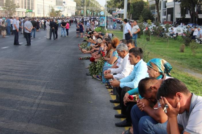 Trước đó, rất đông người dân Uzbekistan buồn rầu ngồi chờ đoàn xe đưa tang cố Tổng thống Karimov hôm 3/9.