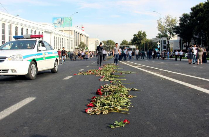 Người dân rải hoa trên đường phố Tashkent hôm 3/9.