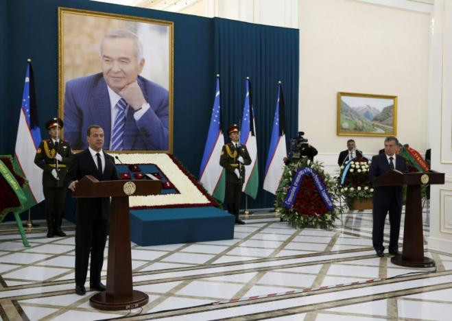 Thủ tướng Nga Medvedev (trái) phát biểu tại lễ tang cố Tổng thống Islam Karimov hôm 3/9.