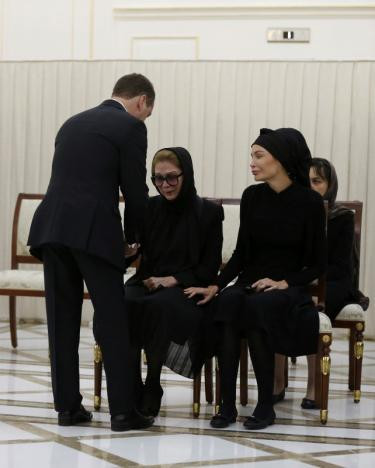 Thủ tướng Nga Medvedev an ủi vợ và con gái của cố lãnh đạo Uzbekistan.