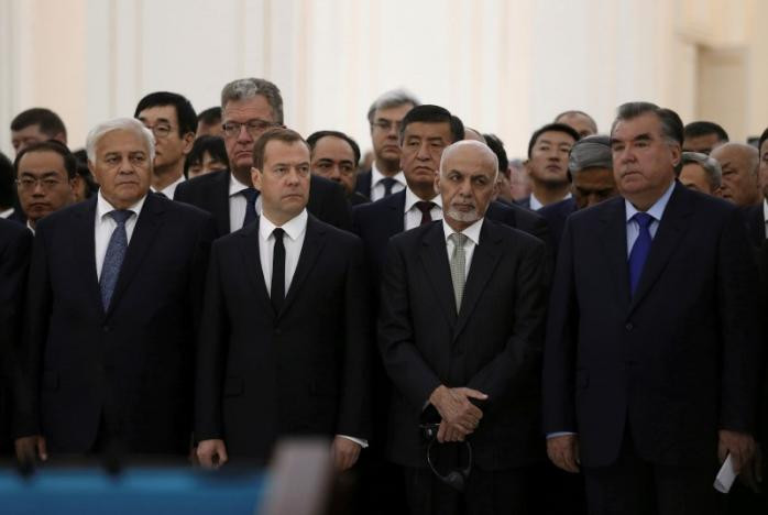 Lễ tang cố Tổng thống Uzbekistan Islam Karimov đã diễn ra trong bầu không khí xúc động hôm 3/9. Nhiều quan chức và các nhà lãnh đạo thế giới đã tới dự lễ tang vị Tổng thống đầu tiên của Uzbekistan. Ảnh: Thủ tướng Nga Dmitry Medvedev (thứ hai từ trái sang), Tổng thống Afghanistan Ashraf Ghani (thứ hai từ phải sang) và Tổng thống Tajikistan Imomali Rakhmon (phải) cùng nhiều quan chức khác có mặt trong lễ tang cố Tổng thống Uzbekistan tại Samarkand hôm 3/9.
