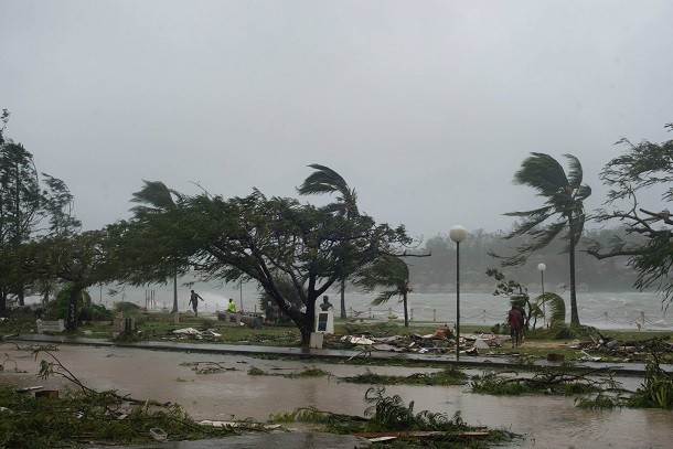 Vanuatu đứng đầu trong danh sách quốc gia chịu rủi ro nhất trước thiên tai. Nằm ở vị trí cô lập, hoạt động địa chấn và sự lây lan của dịch bệnh trong thiên tai do điều kiện vệ sinh cũng như khâu xử lý chất thải yếu kém,…khiến quốc gia ở Nam Thái Bình Dương này đứng trước nguy cơ trải qua một thảm họa thiên nhiên đáng sợ.