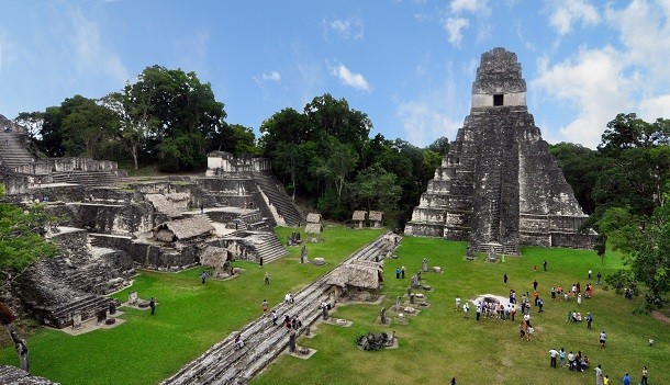 Mặc dù có một cơ quan ứng phó thảm họa quốc gia nhưng Guatemala vẫn không thể đủ sức chống chọi với những thảm họa thiên nhiên liên tục xảy ra. Năm 1976, một trận động đất xảy ra ở quốc gia này đã khiến 23.000 người thiệt mạng. Năm 2015, một vụ lở đất ở Guatemala đã cướp đi sinh mạng của hơn 200 người.