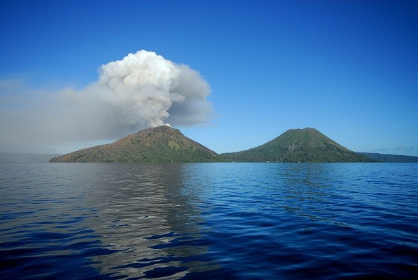 Động đất và sóng thần là một trong những mối đe dọa lớn nhất đối với Papua New Guinea. Ngoài ra, quốc gia ở Thái Bình Dương này cũng có nhiều núi lửa hoạt động.