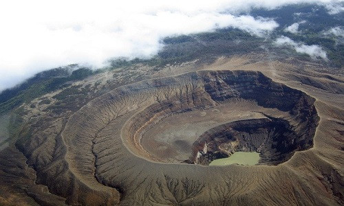 Nằm ở Vành đai lửa Thái Bình Dương, El Salvador là một trong những quốc gia có nguy cơ lớn nhất hứng chịu thảm họa thiên nhiên. Nơi đây thường xuyên là “mục tiêu” của những trận động đất và núi lửa phun trào.