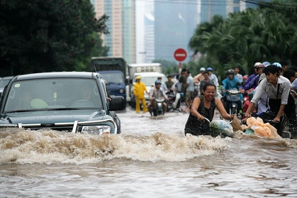 Việt Nam cũng nằm trong số các quốc gia nguy cơ đối mặt với thiên tai do biến đổi khí hậu. Tình trạng ngập lụt thường xảy ra ở quốc gia Đông Nam Á này vào mùa mưa.
