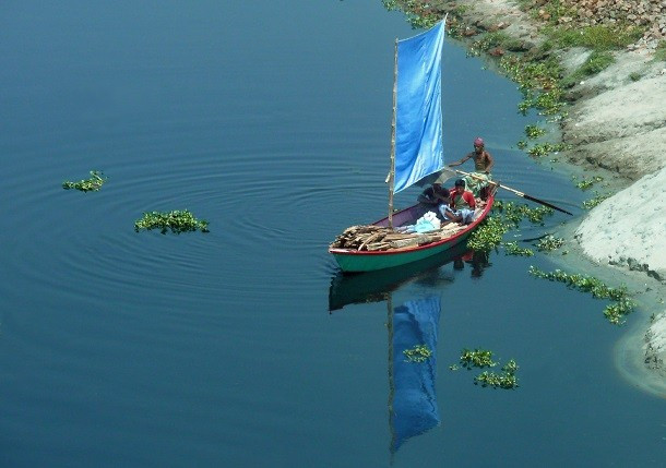 Nghèo đói và sự bất bình đẳng ở Bangladesh khiến quốc gia này có nguy cơ lớn khi đối mặt với một thảm họa thiên nhiên. Kể từ năm 1907, hơn 400 triệu người đã bị ảnh hưởng bởi những đợt hạn hán và lũ lụt trong khi hơn 614 nghìn người thiệt mạng trong các trận lốc xoáy ở Bangladesh.