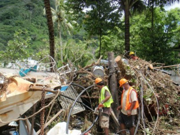 Tonga cũng là quốc gia có nguy cơ cao bị thiên nhiên tàn phá. Một trận động đất gần Samoa từng gây ra cơn sóng thần đổ bộ vào Tonga, làm đảo lộn cuộc sống của người dân nước này.